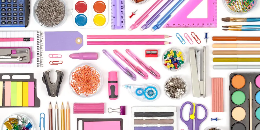 Rašiklis, guma, liniuotė, pieštukų dėklas ir krepšys, sąsiuvinis, mokyklinė rankinė ir kt.